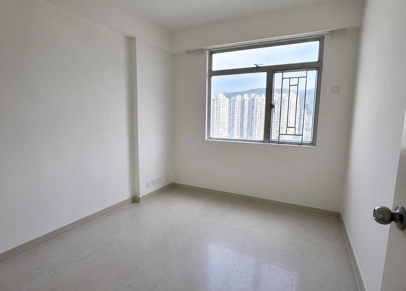 Roomy 布置前的香港公寓空卧室